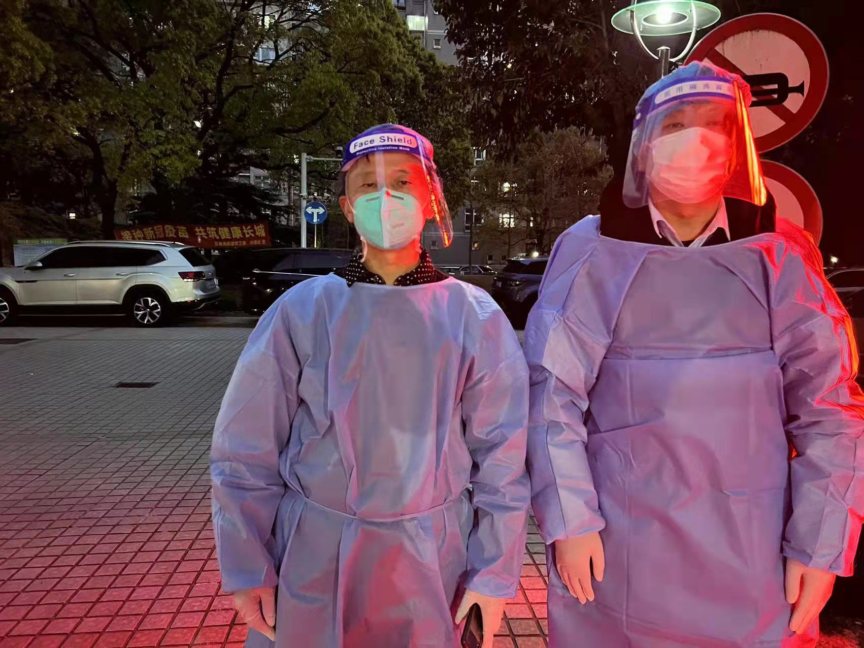 本部劉化景在小區(qū)巡邏，勸返下樓人員；遞送外面來的生活必需品急件到每家門洞，按鈴請(qǐng)業(yè)主下樓來取。